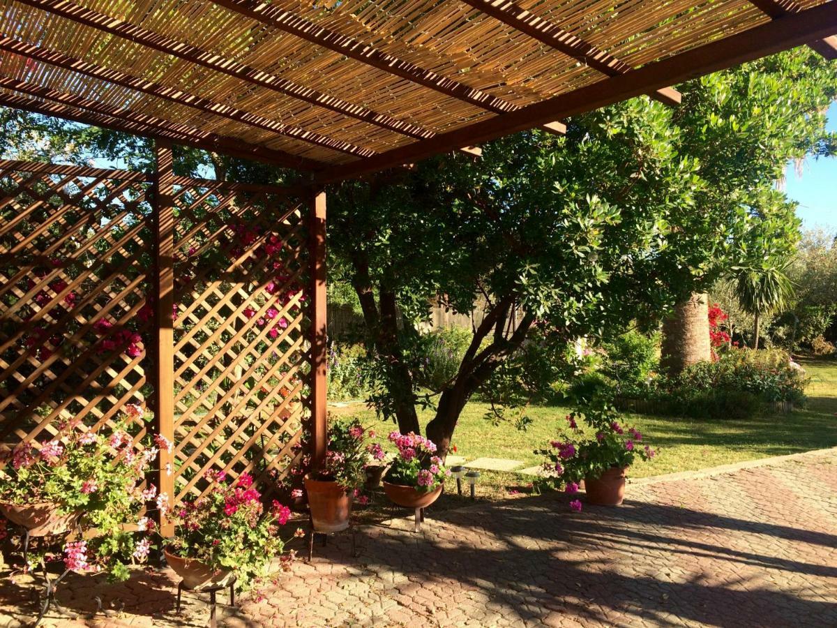 Casa Del Mirto Bianco Villa Chia Eksteriør billede